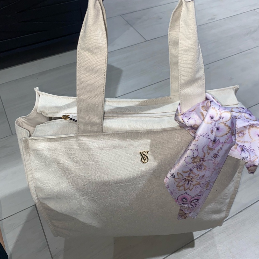 Victoria's Secret White Floral Tote - Picture 5 of 6